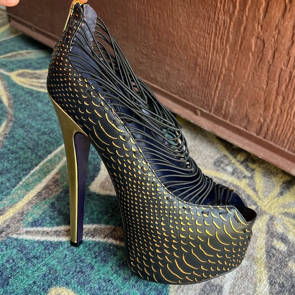 LONDON TRASH - Size 8 LT. CRUSH Gold and black leather platform heels - Picture 8 of 16